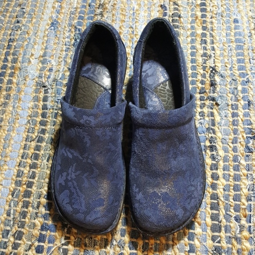 FINAL SALE! BOC Born leather clogs 7 in blue Peggy